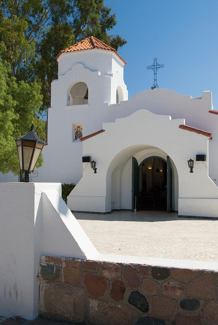 Kirche mit weiß getünchtem Gebäude und Steinzaun; Chacras De Coria Mendoza Argentinien