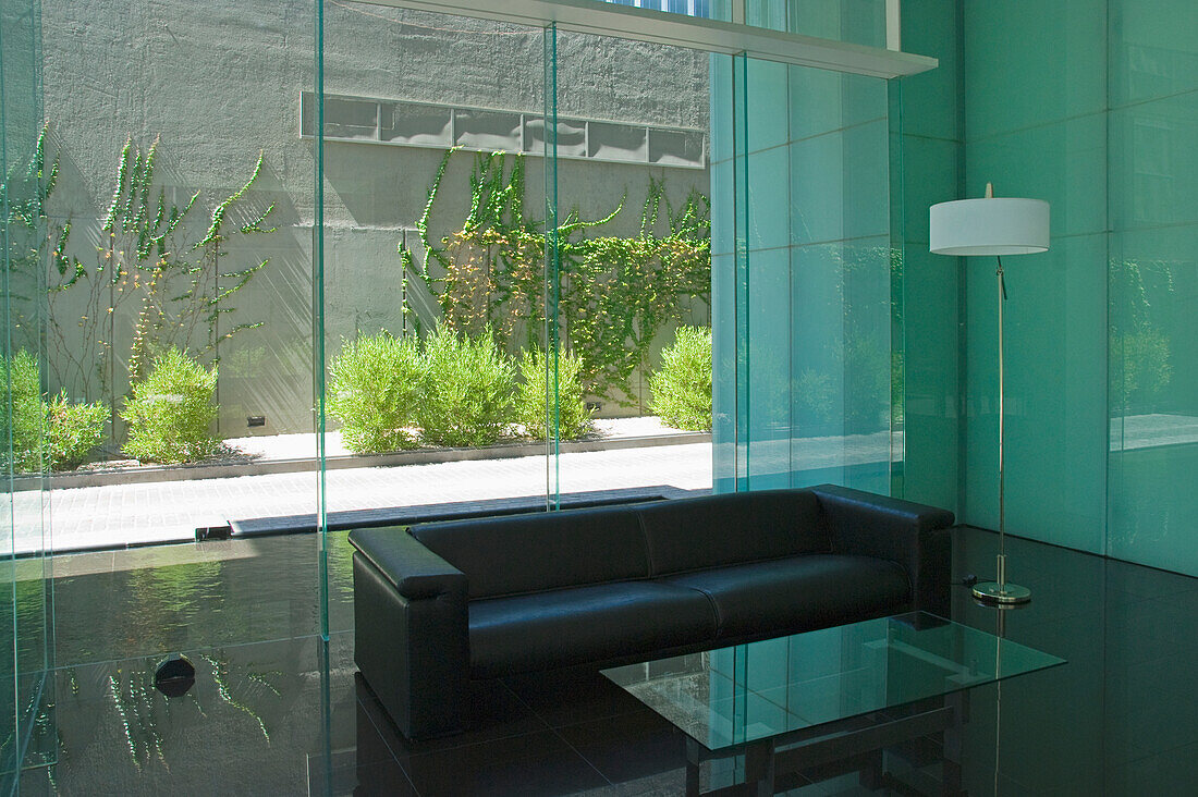 Lobby eines modernen Gebäudes mit einer Glaswand; Mendoza Argentinien