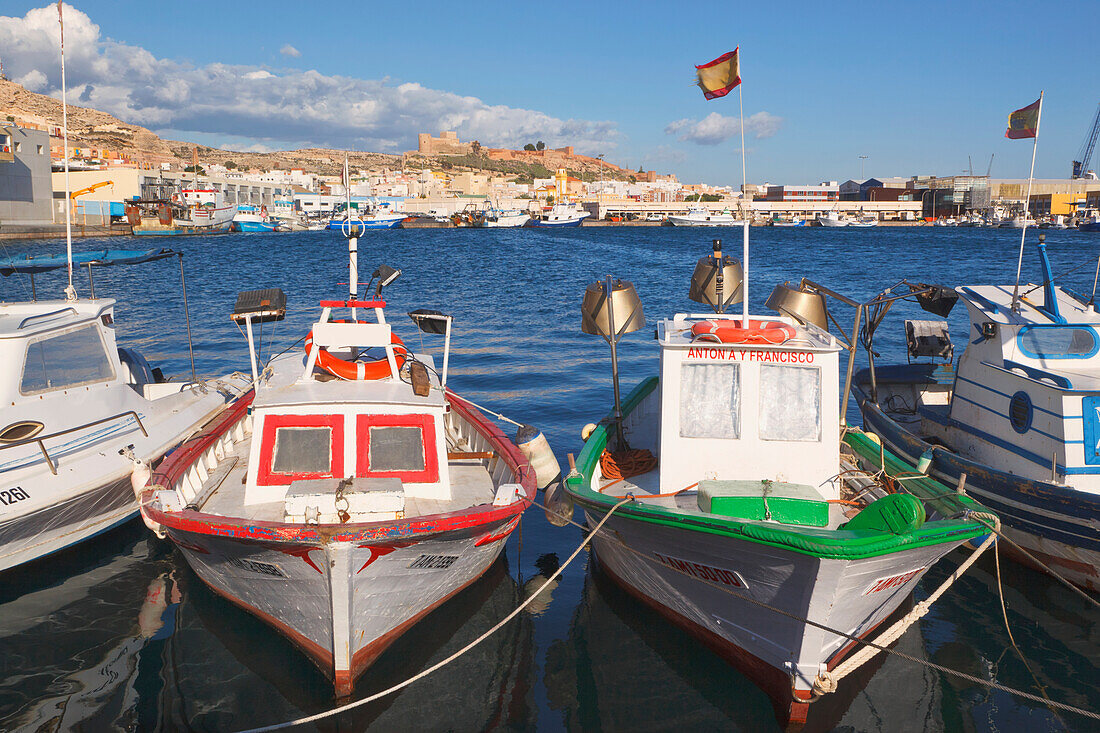 Fischerboote im Hafen und die maurische Alcazaba oder Burg im Hintergrund; Almeria Almeria Provinz Spanien