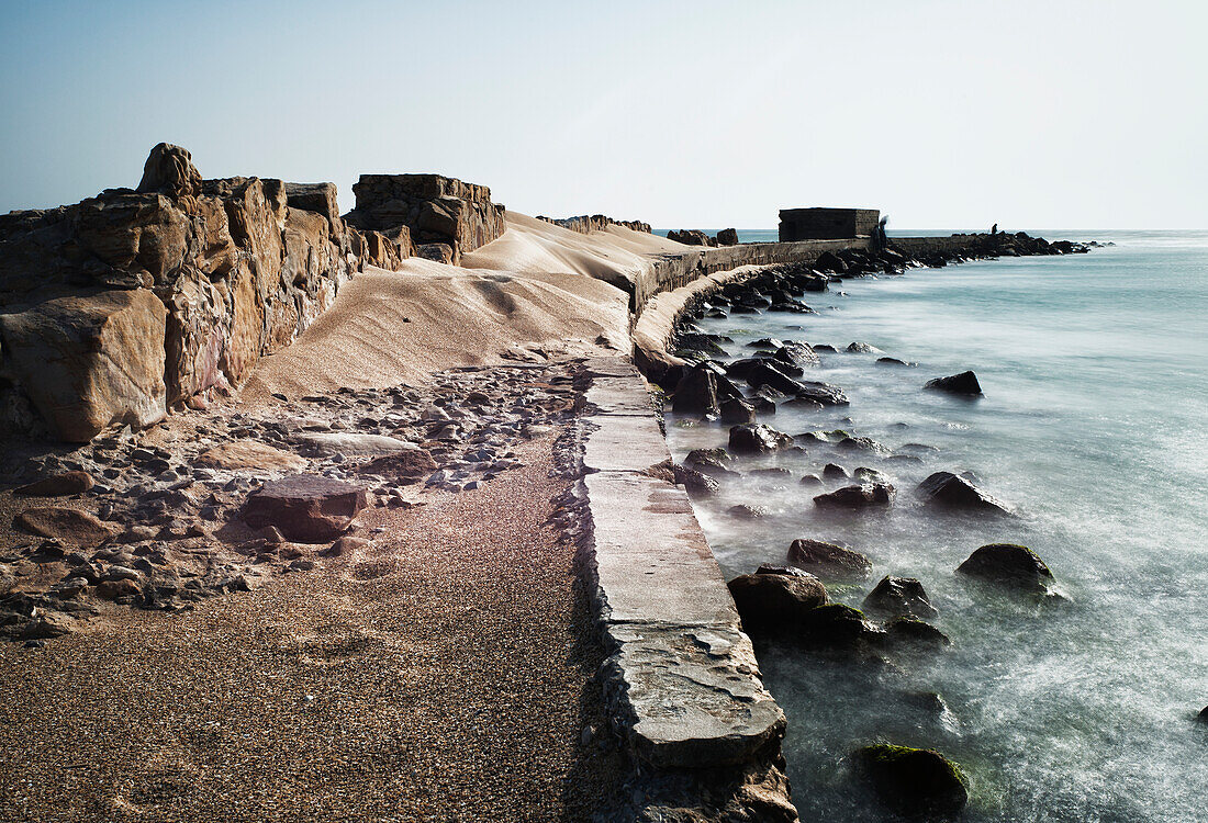 Mauer und Pier entlang der Küste; Barbate Cadiz Andalusien Spanien