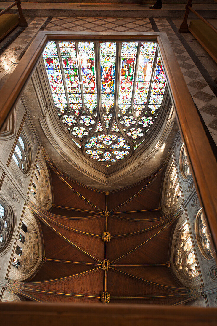 Niedriger Blickwinkel auf die hölzerne Kuppeldecke und die Glasfenster in der Kathedrale von Ripon; Ripon Yorkshire England