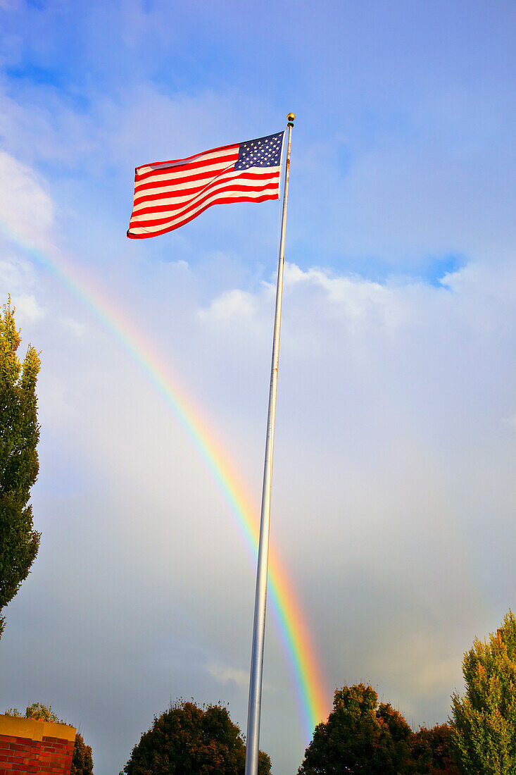 Regenbogen über der amerikanischen Flagge; Portland Oregon Vereinigte Staaten Von Amerika