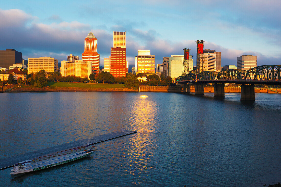 Sonnenaufgang über dem Willamette River und der Skyline von Portland; Portland Oregon Vereinigte Staaten Von Amerika