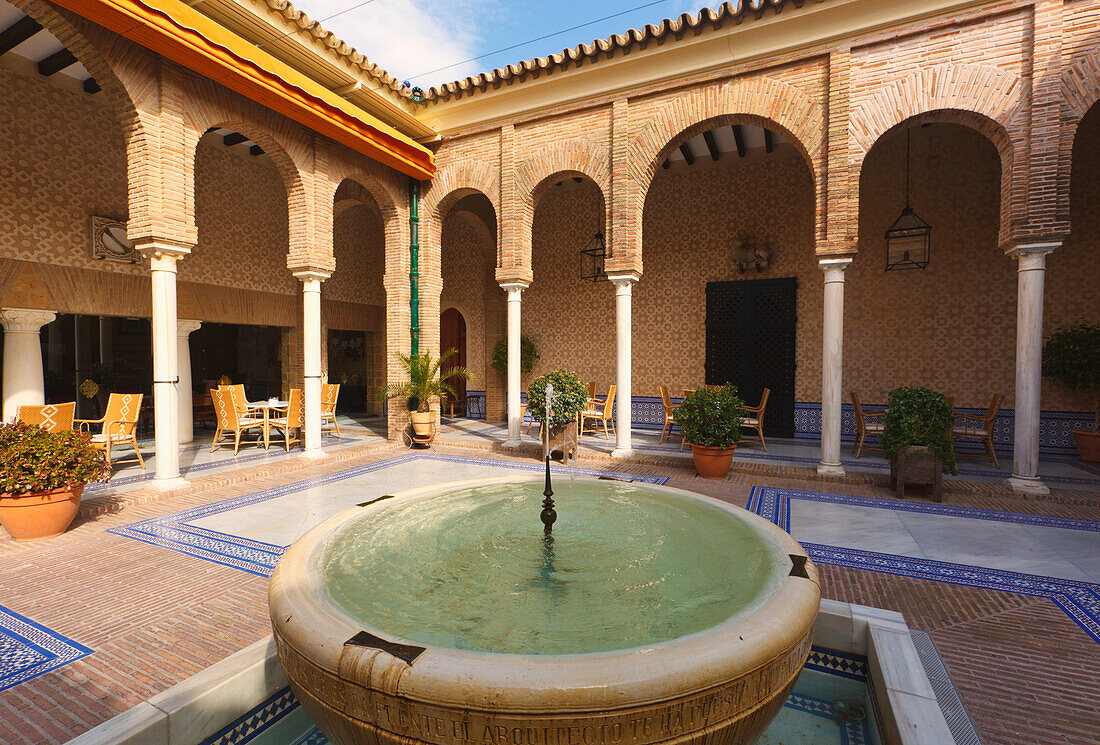 Innenhof des Parador Alcazar Del Rey Don Pedro; Carmona Provinz Sevilla Spanien