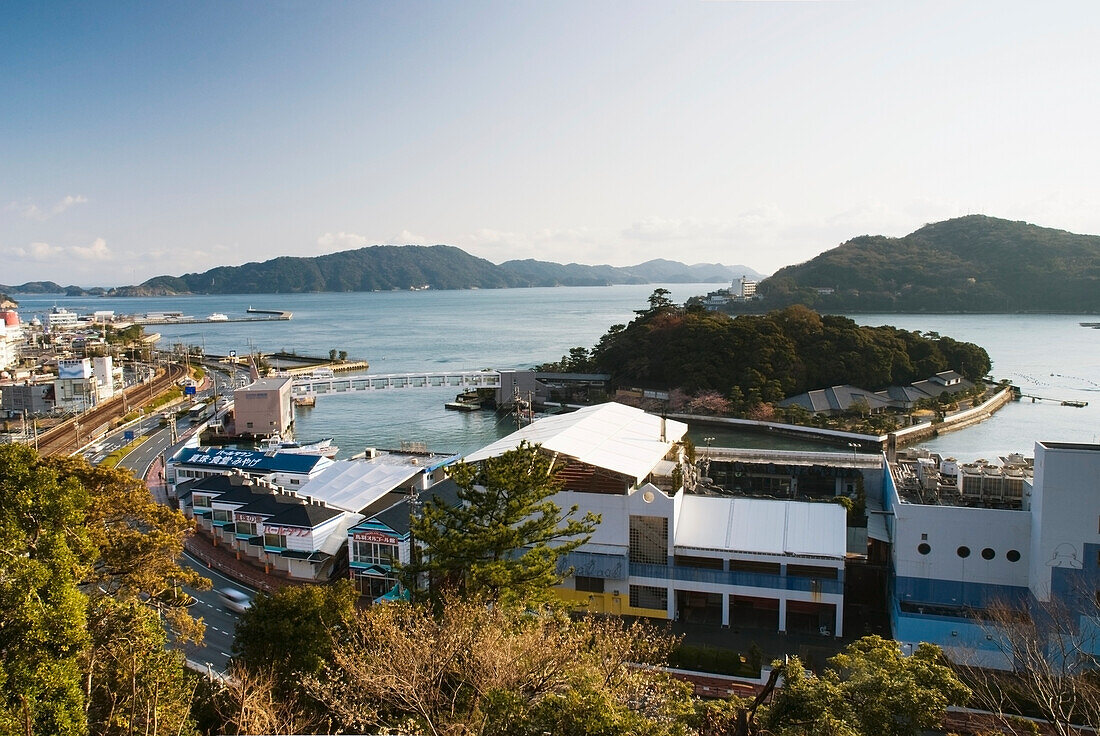 Eine Straße entlang des Wassers und der Perleninsel; Toba Mie Japan