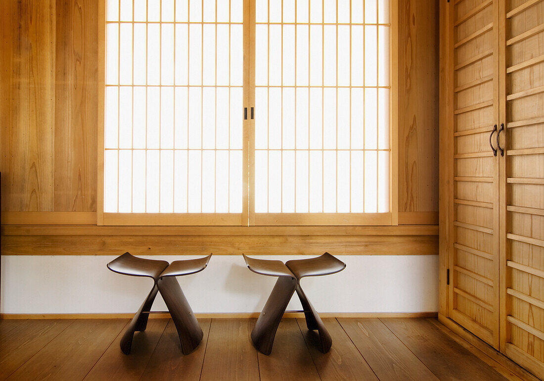 Sitze im Zen-Tempel vor einem Fenster; Koyasan, Wakayama, Japan