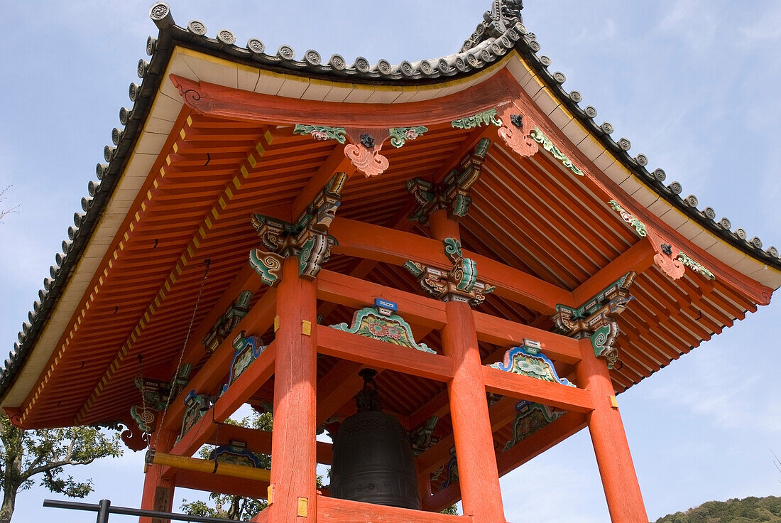 Rote Glocke und Schrein; Kyoto, Japan