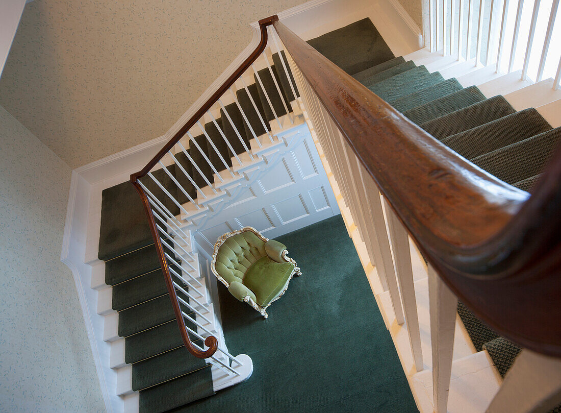 Blick vom oberen Ende einer Treppe hinunter in die untere Etage eines Hauses