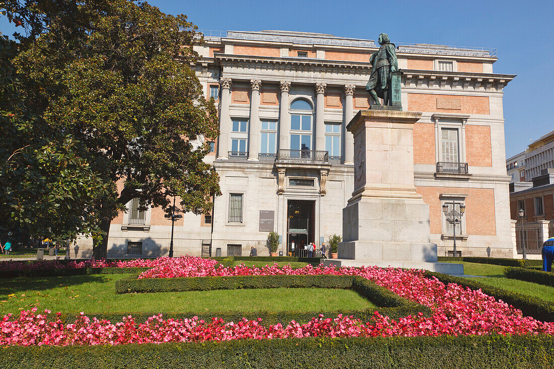 Statue des spanischen Künstlers Murillo außerhalb des El Prado Museums; Madrid Spanien