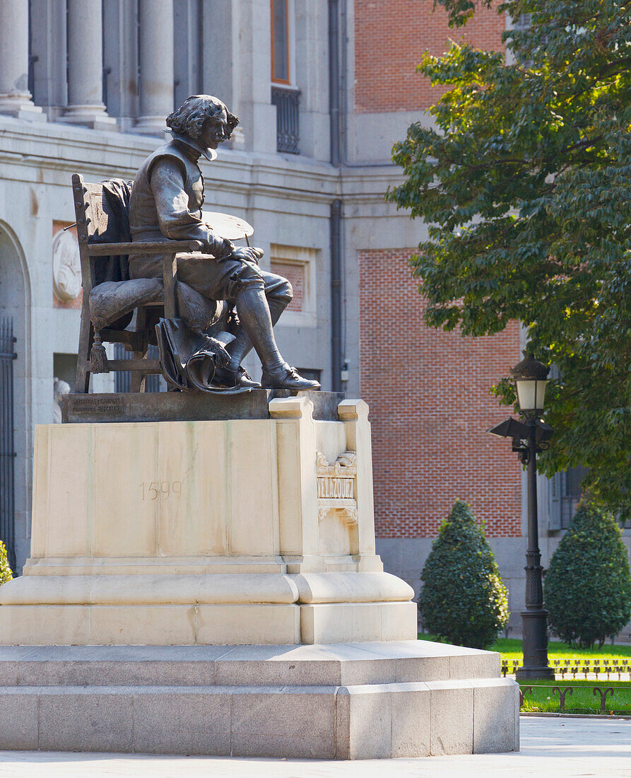 Statue des spanischen Künstlers Diego Velazquez außerhalb des El Prado Museums; Madrid Spanien