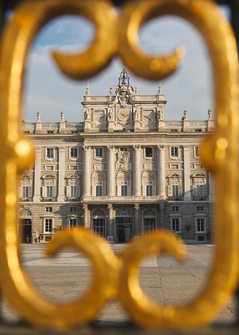 Der Königspalast durch die goldfarbenen Details eines Metallzauns gesehen; Madrid Spanien