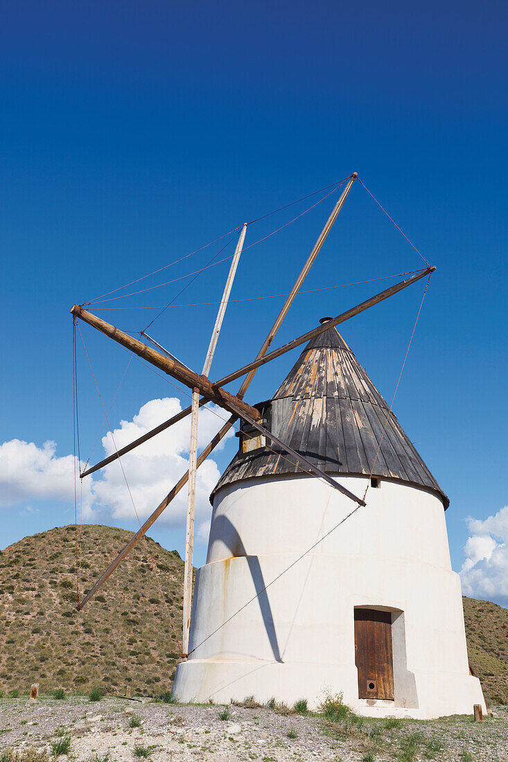 Windmühle außerhalb von San Jose im Cabo De Gata-Nijar Naturpark; Provinz Almeria Spanien