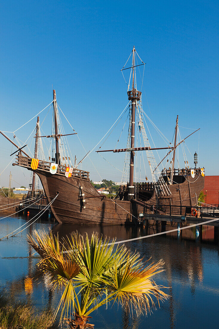 Repliken der Schiffe, mit denen Kolumbus nach Amerika segelte, in der Werft der Karavellen; Palos De La Frontera, Provinz Huelva, Andalusien, Spanien