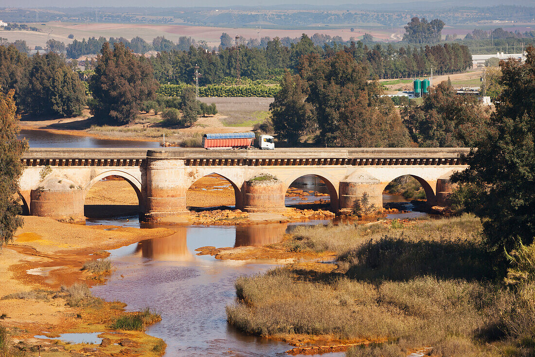 Die römische Brücke über den Rio Tinto; Niebla, Provinz Huelva, Andalusien, Spanien
