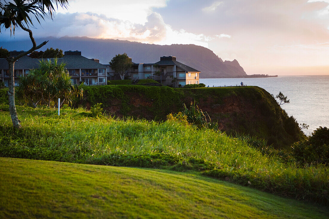 Der Coastal Makai Golfplatz bei Sonnenuntergang; Princeville, Kauai, Hawaii