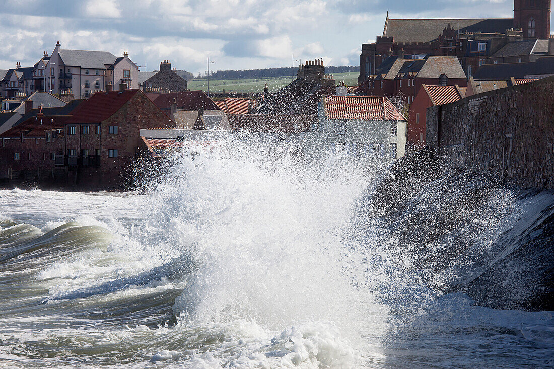 Wellen brechen gegen die Küste; Dunbar Scottish Borders Schottland