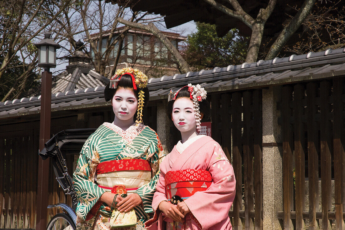 Zwei Geishas im alten Kyoto; Kyoto, Japan