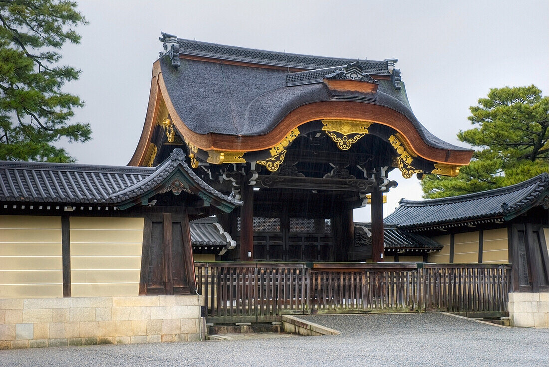 Japanisches Tempeltor mit goldenen Akzenten; Kyoto, Japan