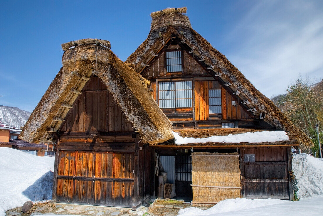 Nahaufnahme eines traditionellen japanischen Dorfhauses mit Strohdach im Winter; Shirakawa, Gifu, Japan