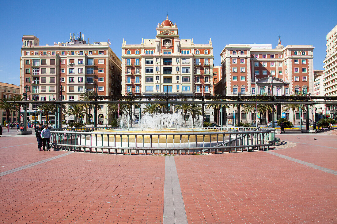 Wasserfontäne und Gebäude; Malaga, Andalusien, Spanien