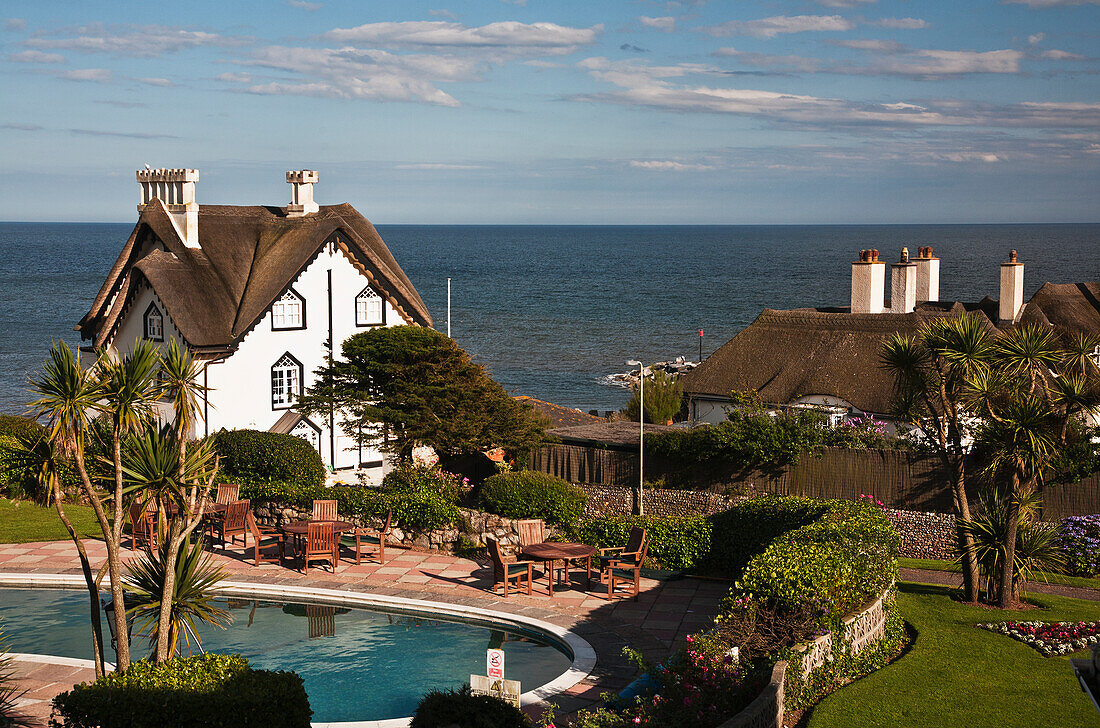 Strohgedeckte Cottages und ein Schwimmbad am Meer; Sidmouth Devon England