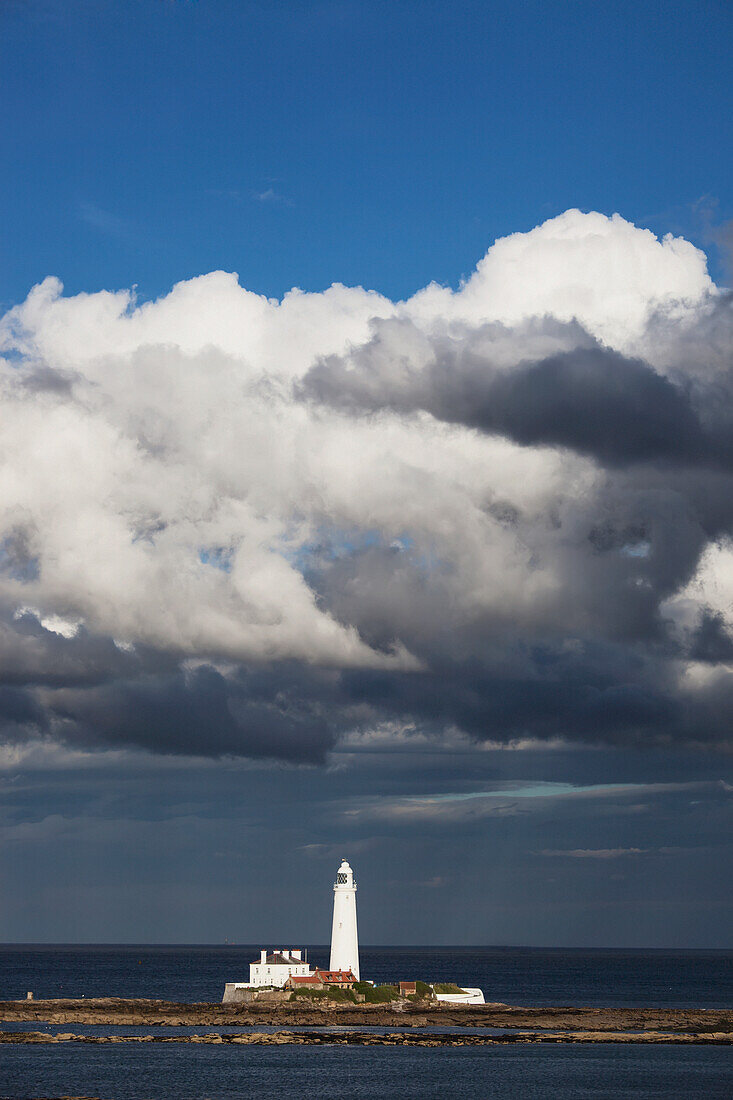 St. Mary's Leuchtturm mit einer dramatischen Wolkenformation über dem Meer; Whitley Bay Tyne And Wear England