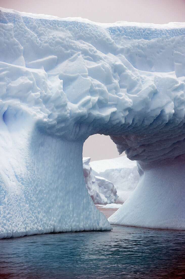 Eisberg mit durchgehendem Loch; Antarktis