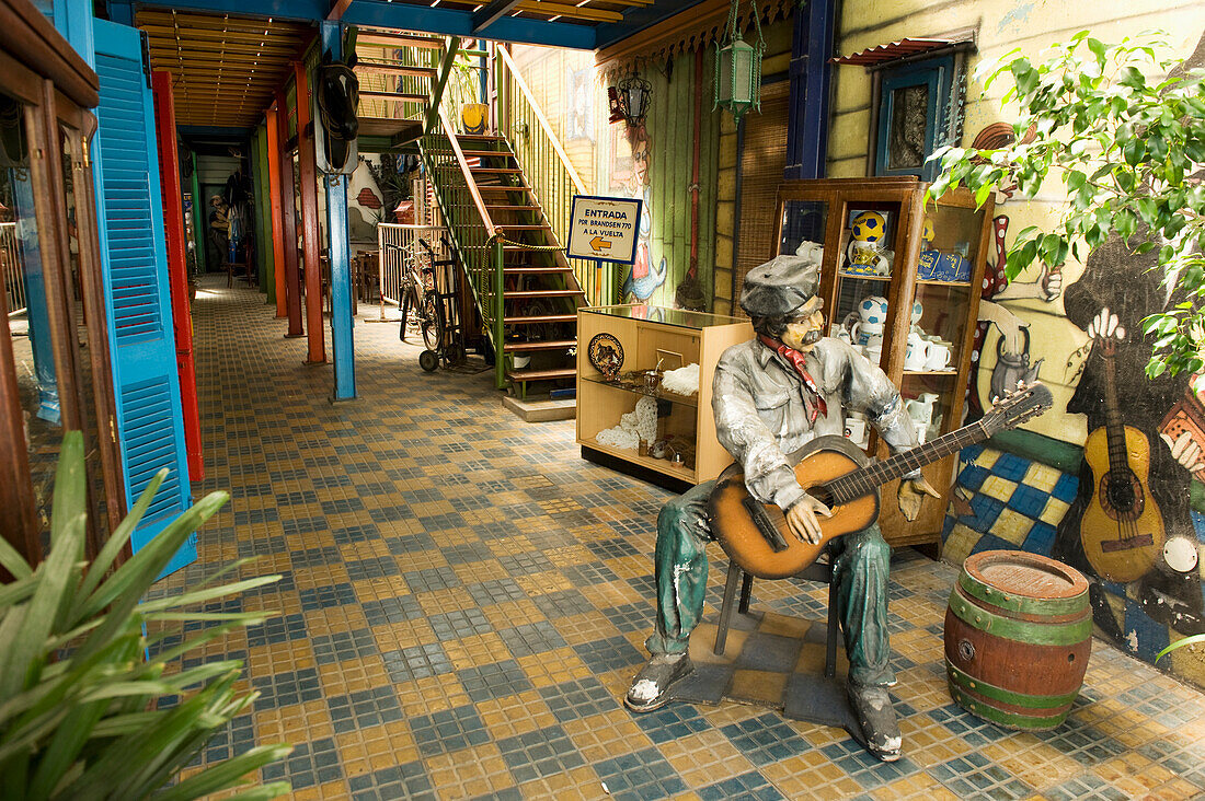 Skulptur eines Gitarre spielenden Mannes in der Lobby eines Gebäudes; Buenos Aires Argentinien
