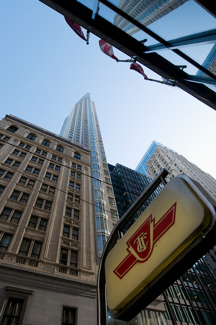 Niedriger Blickwinkel von Bürotürmen und einem Schild der Toronto Transit Commission; Toronto Ontario Kanada
