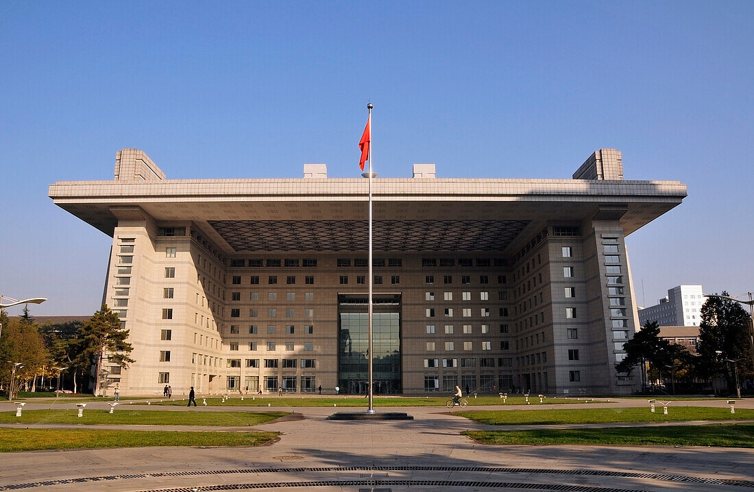 Ein Gebäude mit einem Fahnenmast davor; Peking China