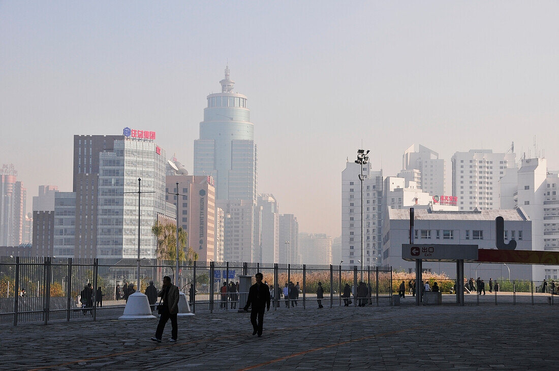Fußgänger auf einem Gehweg mit Gebäuden in einem städtischen Gebiet; Peking China