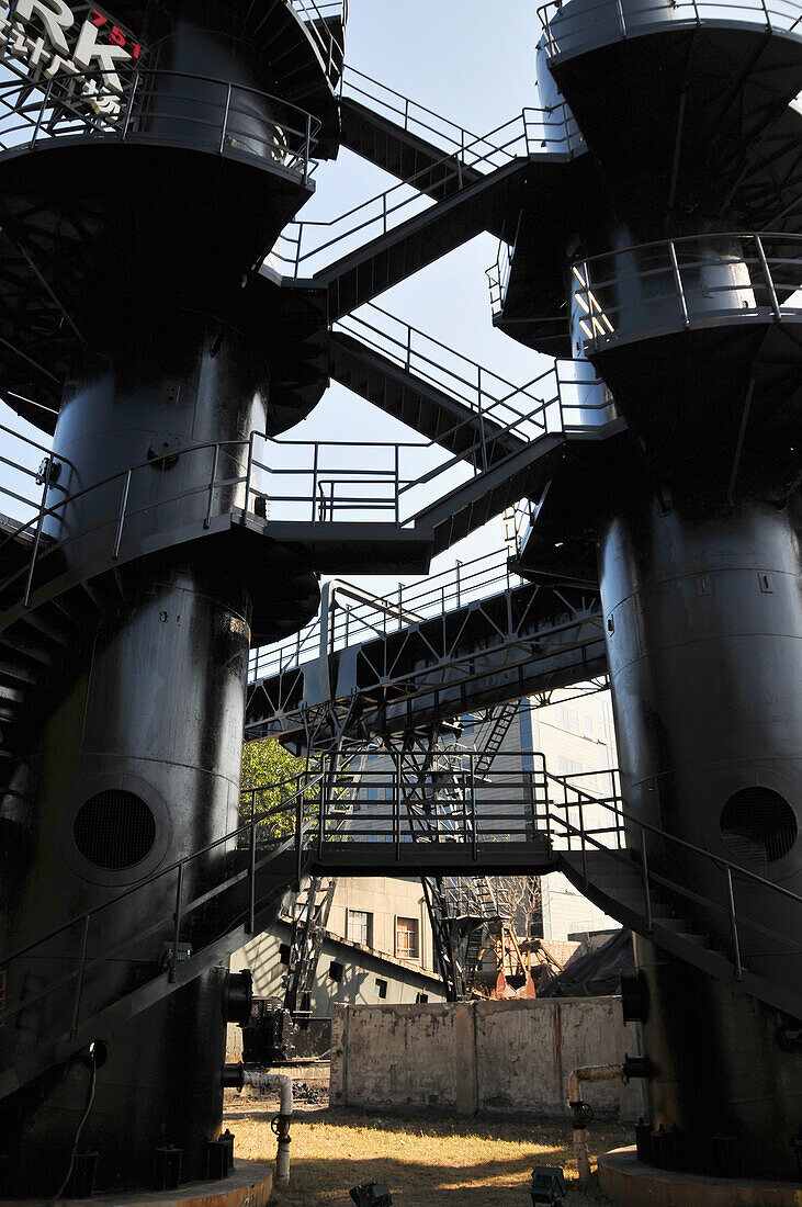 Schwarze Metalltreppe mit Geländer; Peking China