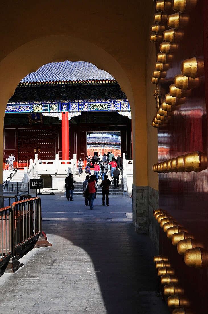 Fußgänger gehen auf einem Weg zwischen Gebäuden mit einzigartiger Fassade; Beijing China