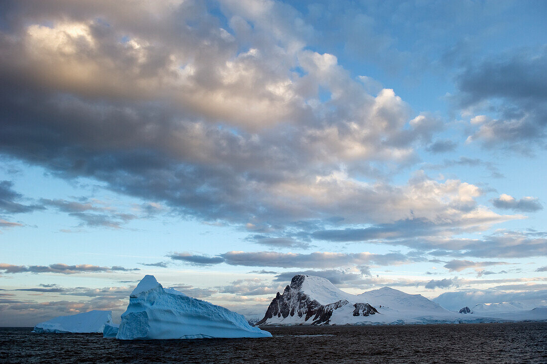 Eisberge und die Küstenlinie; Antarktis