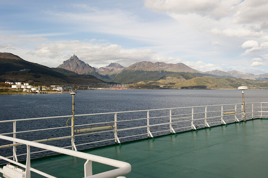 Blick auf die Küstenlinie vom Deck eines Schiffes; Antarktis