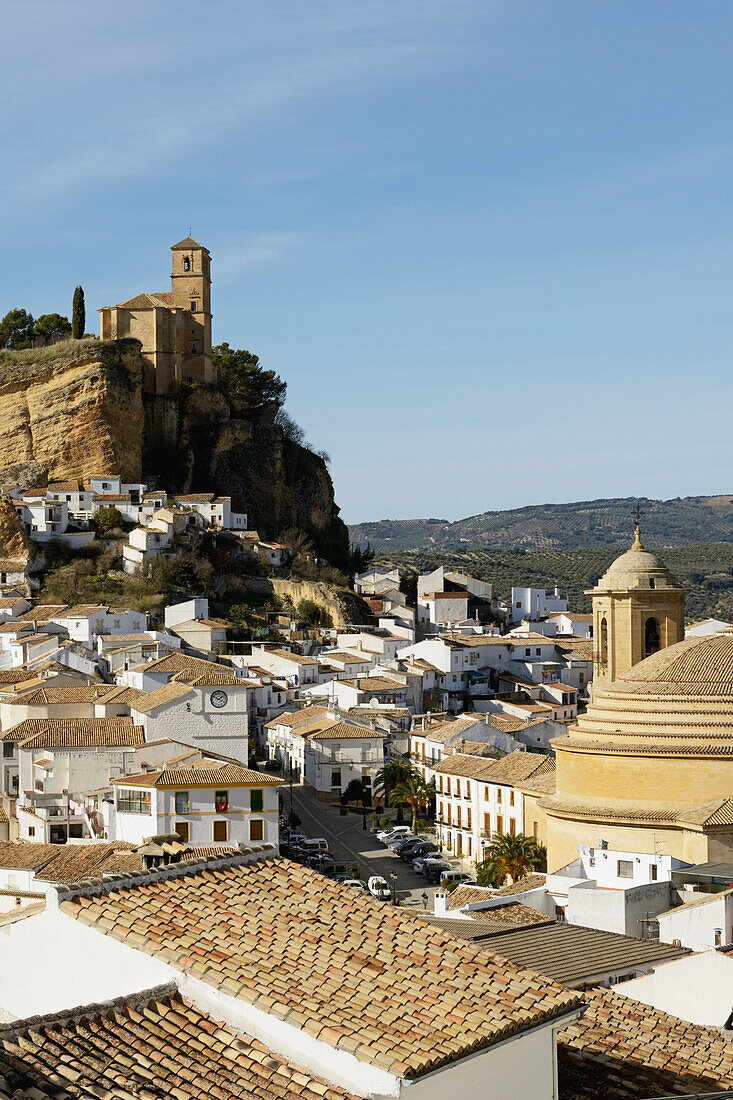 Iglesia De La Villa aus dem 15. Jahrhundert an der Stelle einer nasridischen Burg mit der Iglesia De La Encarnacion aus dem 18. Jahrhundert unten rechts; Montefrio Granada Spanien