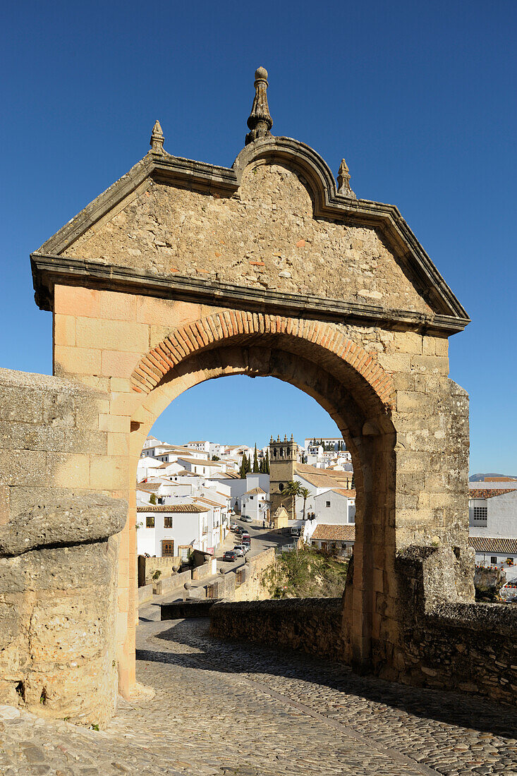 Torbogen von Philipp V., der über die Puente Viejo führt, eine alte Brücke, die 1742 erbaut wurde; Ronda Malaga Spanien
