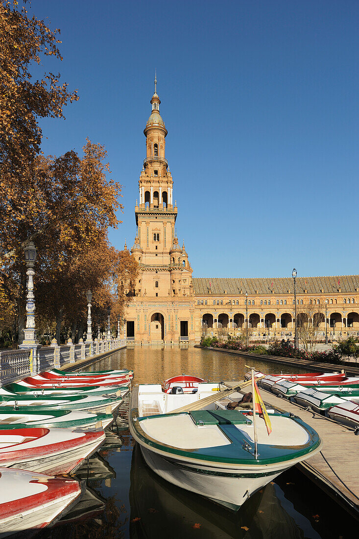 Boote in einem Kanal am Plaza De Espana; Sevilla Andalusien Spanien