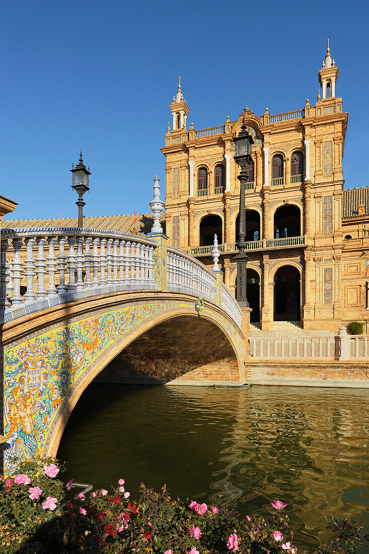 Eine Brücke über eine Wasserstraße an der Plaza De Espana; Sevilla Andalusien Spanien