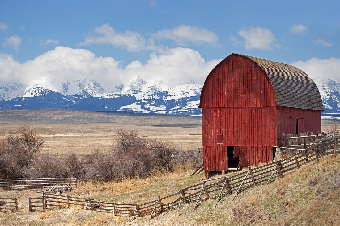 Rote Scheune auf einer Weide mit Bergen in der Nähe von Bozeman; Montana Vereinigte Staaten Von Amerika