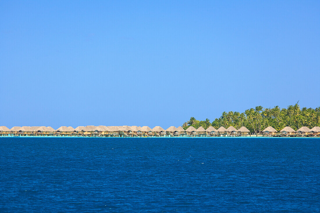 Ein Resort entlang der Küste von Motu Paahi in der Nähe des Flughafens von Bora Bora; Gesellschaftsinseln Französisch Polynesien Südpazifik