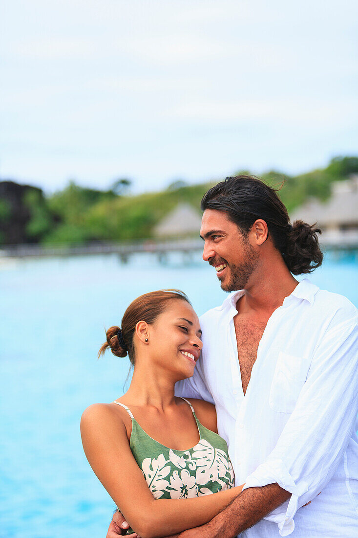 Ein Paar im Bora Bora Nui Resort & Spa; Bora Bora Insel Gesellschaftsinseln Französisch Polynesien Südpazifik