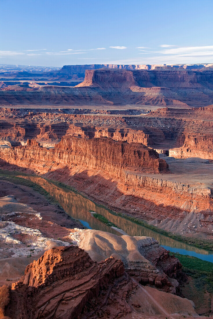 USA, Utah, near Moab, Dead Horse Point State Park, Dead Horse Point Overlook, early morning