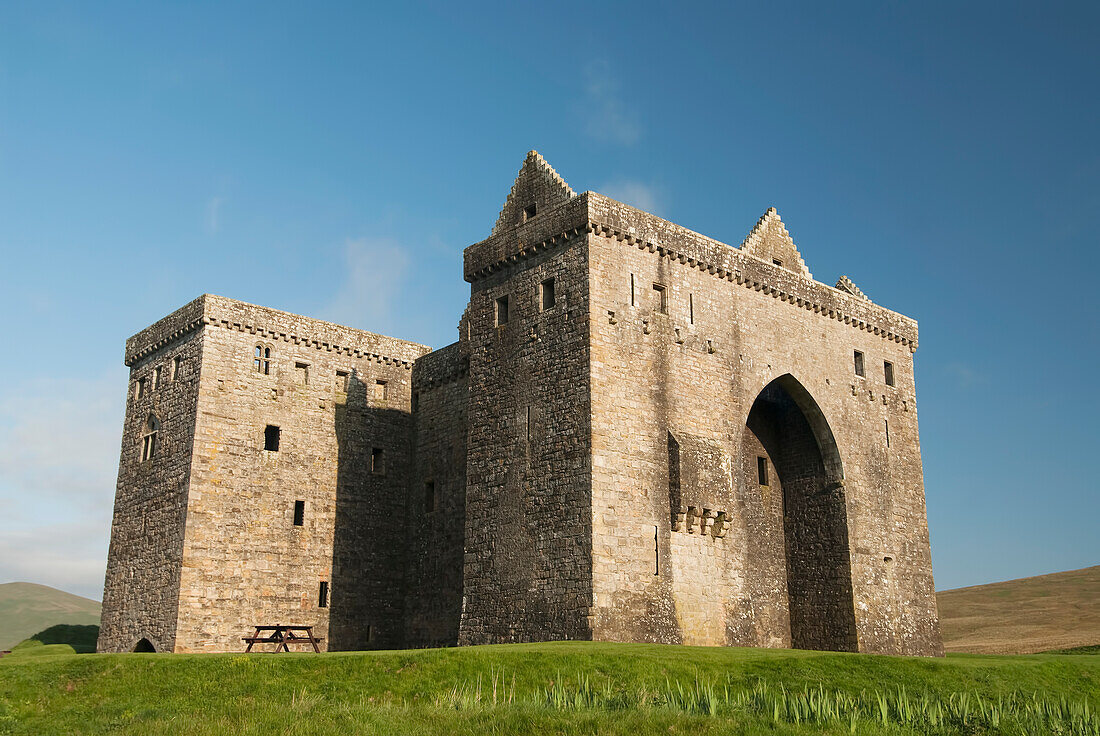 Vereinigtes Königreich, Schottland, Hermitage Castle in der Nähe von Newcastleton ist nur halb verfallen und es soll spuken.