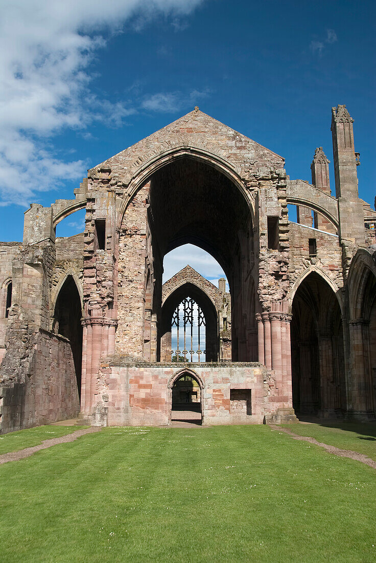 Vereinigtes Königreich, Schottland, Melrose, Blick auf den Hintereingang von Melrose Abbey.