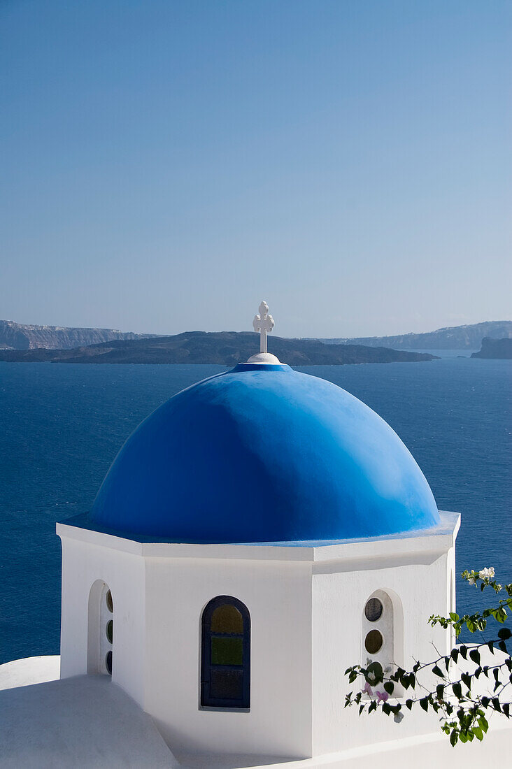 Griechenland, Santorini, Oia, Architektonisches Detail der griechisch-orthodoxen Kirche, Insel Thirassia in der Ferne.