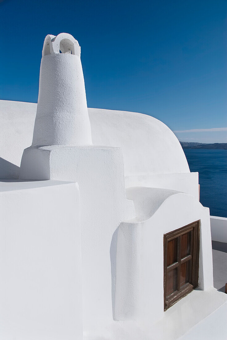 Griechenland, Santorini, Oia, Architektonisches Detail der griechisch-orthodoxen Kirche, Mittelmeer und die Insel Thirassia in der Ferne.