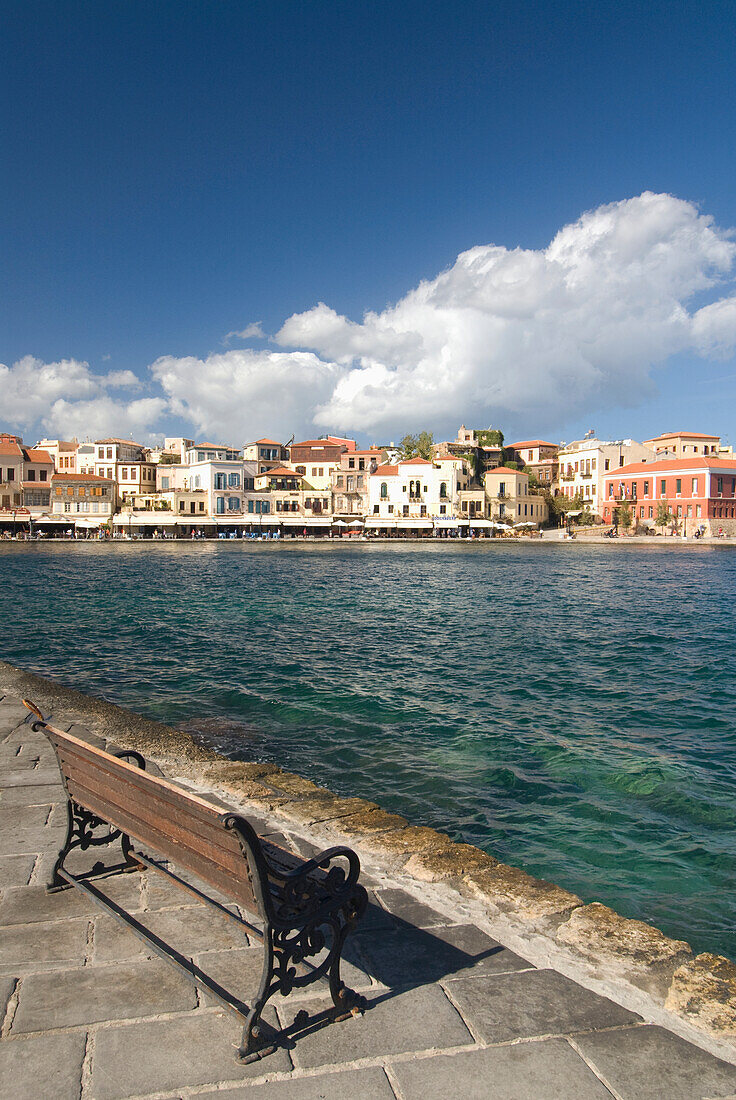 Griechenland, Kreta, Bank mit Blick auf einen venezianischen Hafen aus dem 16.