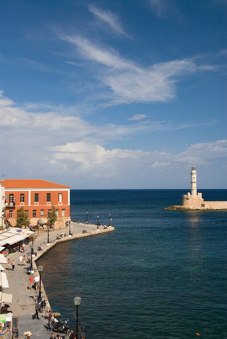 Griechenland, Kreta, Venezianischer Hafen und Leuchtturm aus dem 16. Jahrhundert, Menschen genießen den Nachmittag.