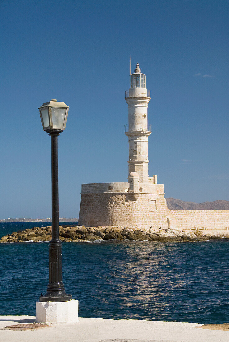 Griechenland, Kreta, Chania, Architektonisches Detail einer Straßenlampe und eines Leuchtturms.